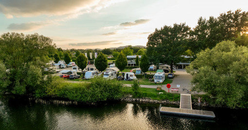 Luftaufnahme mit Blick von der Fulda über den Campingplatz in Kassel