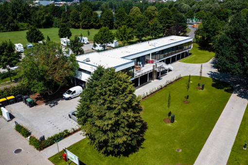Aerial view of the Kassel campsite directly on the Fulda River with a motorhome parking area in the background