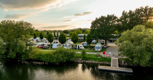 Aerial view of the Kassel campsite directly on the Fulda River with a motorhome parking area in the background