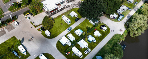 Pitches at the Kassel campsite directly on the Fulda River with views of the natural shore