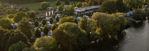 Stellplätze des Campingplatzes Kassel direkt an der Fulda mit Blick auf das naturbelassene Ufer