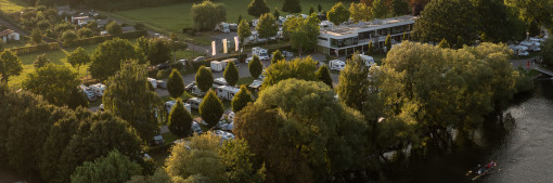 Pitches at the Kassel campsite directly on the Fulda River with views of the natural shore