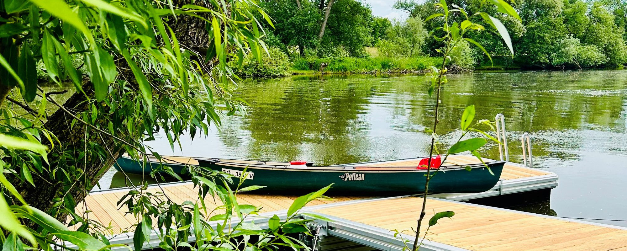 Bootsanleger an der Fulda beim Campingplatz Kassel – ideal für Wassersportaktivitäten