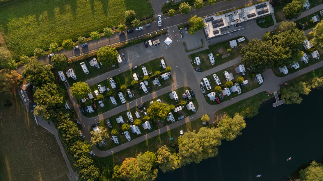 Modern sanitary building with barrier-free facilities at the Kassel campsite