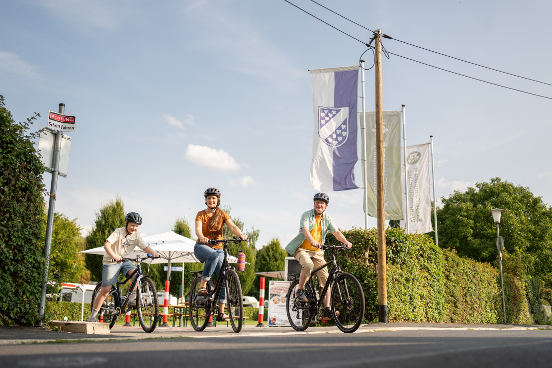 Sitzplätze zum Entspannen auf dem Terrassenbereich des Bistros auf dem Campingplatz