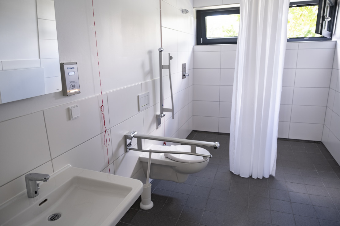 Accessible sanitary facilities with shower and toilet in the functional building of the Kassel campsite