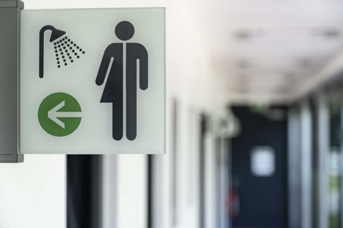 Detailaufnahme eines Orientierungsschildes für Duschen