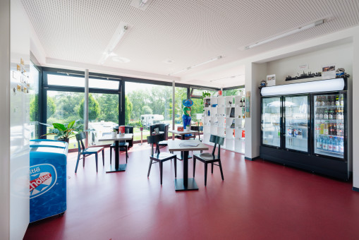 Innenansicht des Bistros auf dem Campingplatz in Kassel mit Sitzgelegenheiten und Kühlschränken