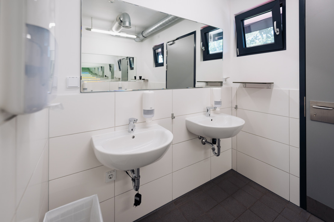 Waschbecken im Vorraum des Toilettenbereiches im Funktionsgebäude des Campingplatz Kassel