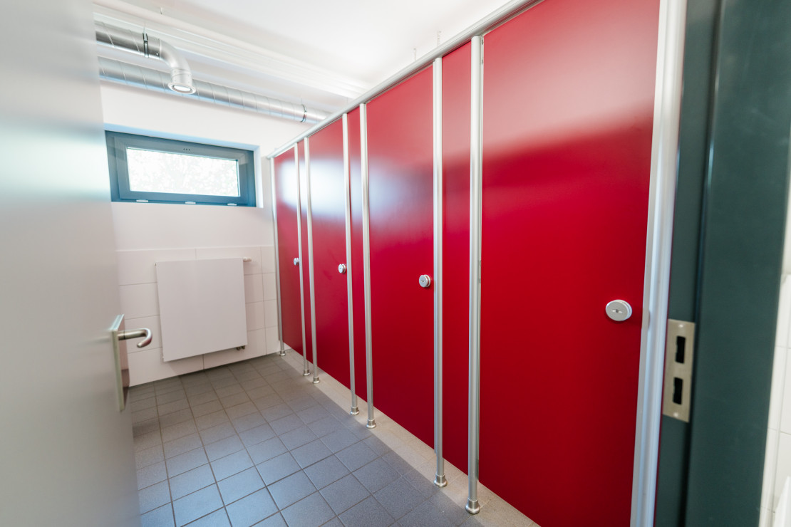 Toilettenraum mit getrennten und abschließbaren Kabinen im Funktionsgebäude des Campingplatzes Kassel