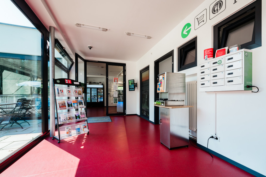 Entrance area of ​​the functional building of the Kassel campsite with a view towards the bistro