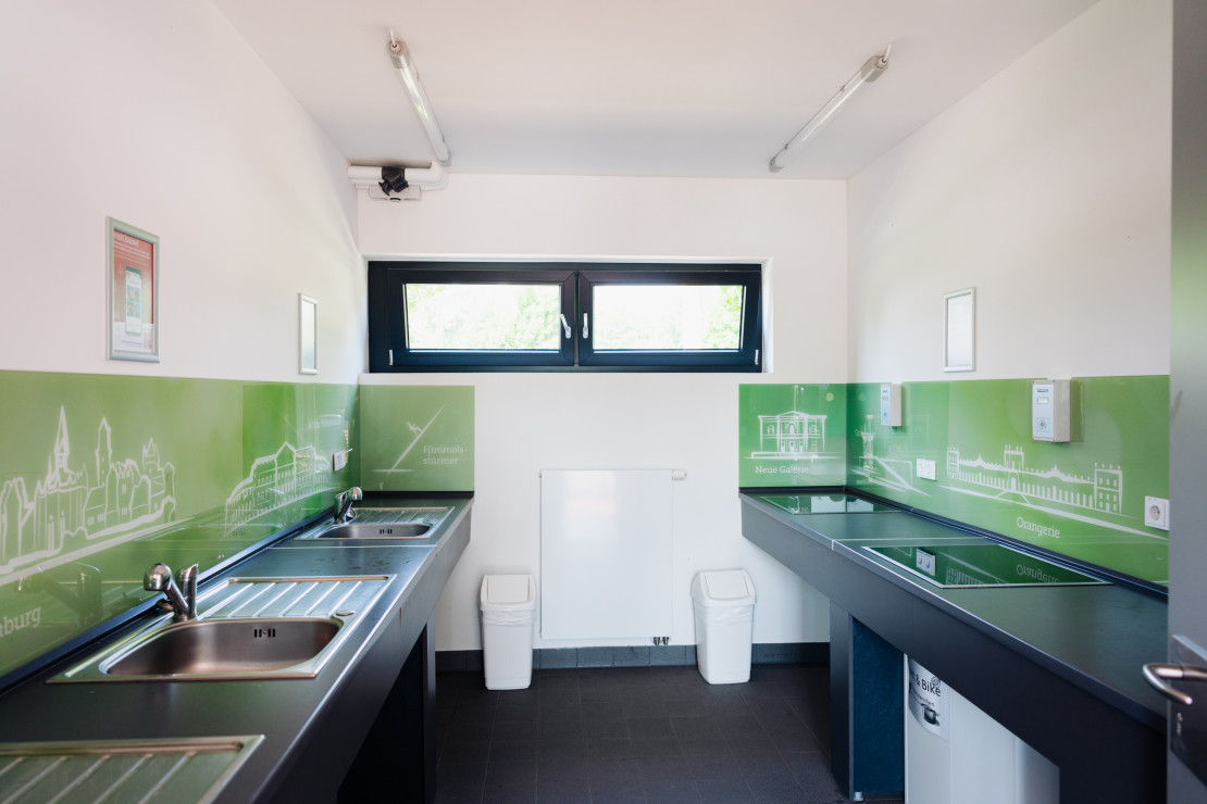 Washing-up room with several sinks and storage areas