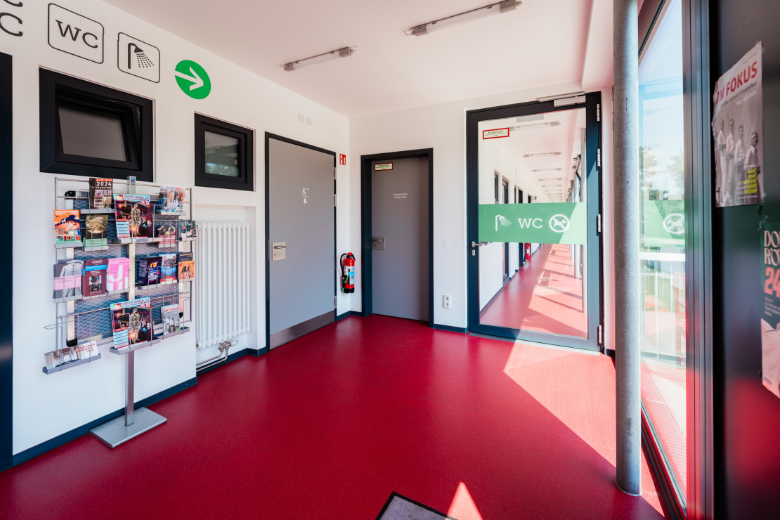 Entrance area of ​​the functional building of the Kassel campsite with a view towards the sanitary area