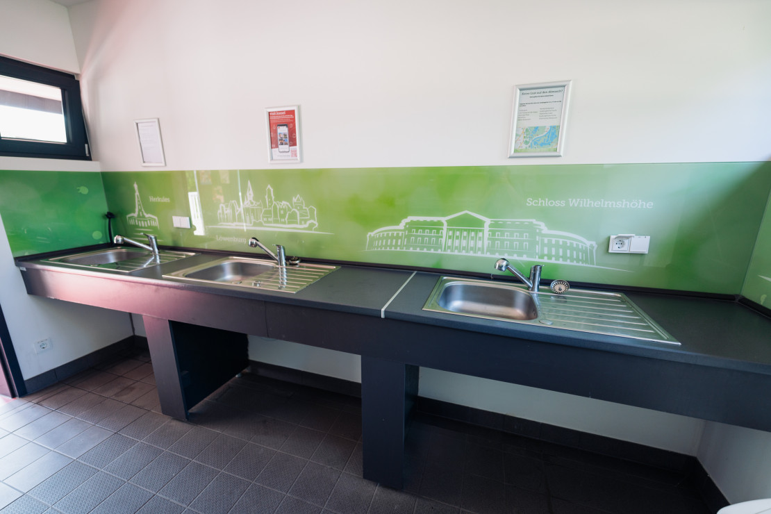 Spülraum mit mehreren Waschbecken und Abstellbereichen