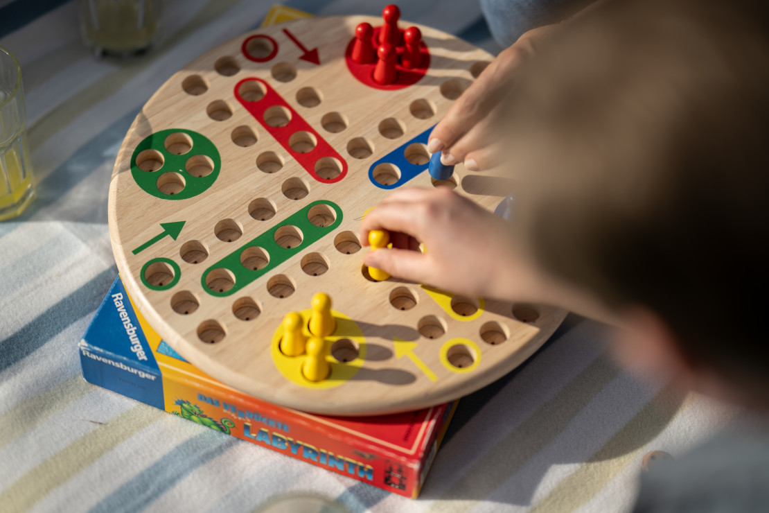 Eine Familie mit drei Kindern schlendert entspannt über den Campingplatz in Kassel