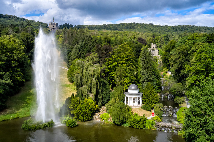 Luftaufnahme der großen Fontäne der Wasserspiele im Bergpark Wilhelmshöhe in Kassel