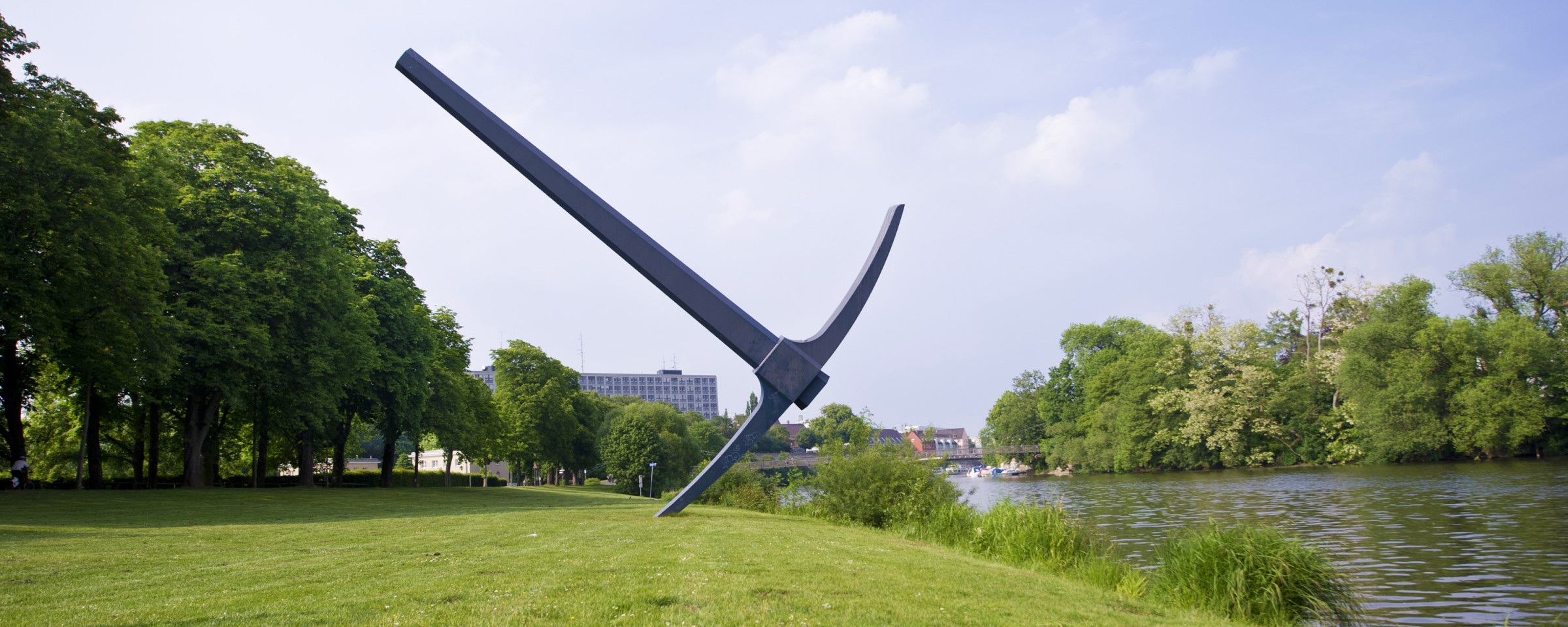 Kunstwerk „Spitzhacke“ am Auedamm – Sehenswürdigkeit unweit des Campingplatzes Kassel