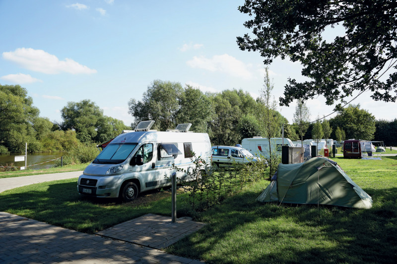Wohnmobile und Zelte auf dem Campingplatz Kassel